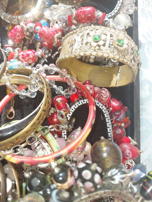 A VINTAGE USED JOB LOT COLLECTION BRACELETS AND BANGLES