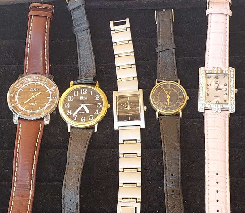 A VINTAGE USED WOMEN DRESS WATCHES