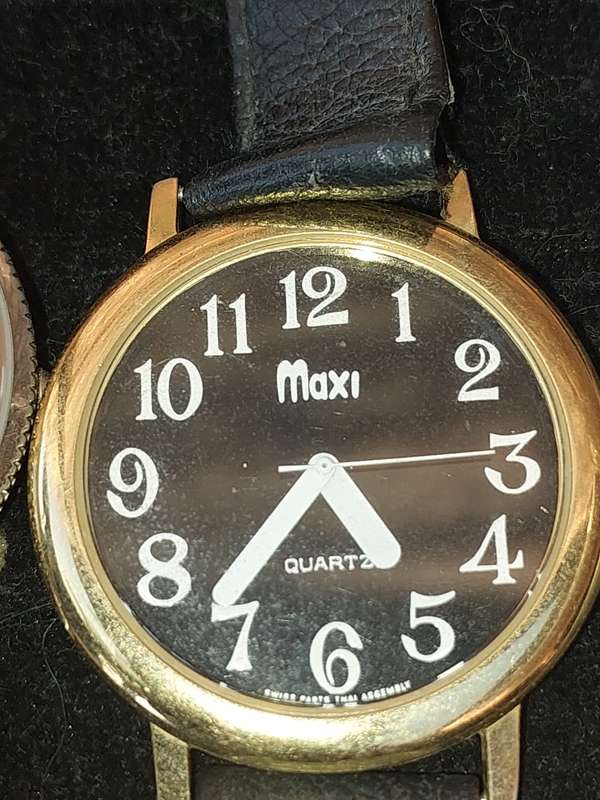 A VINTAGE USED WOMEN DRESS WATCHES