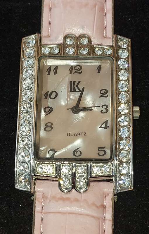 A VINTAGE USED WOMEN DRESS WATCHES