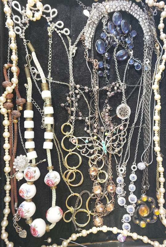 A VINTAGE JOB LOT COSTUME NECKLACES