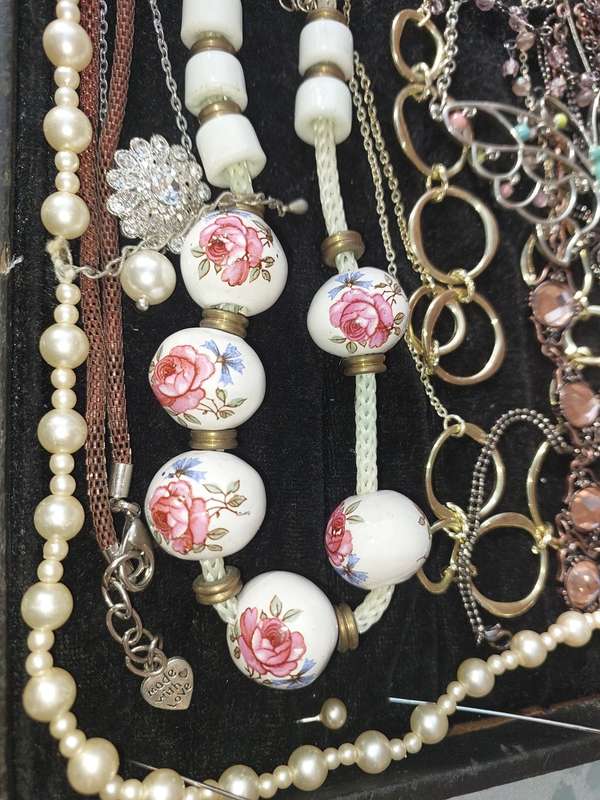 A VINTAGE JOB LOT COSTUME NECKLACES