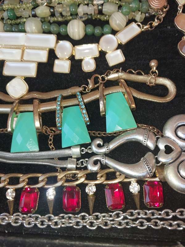 A VINTAGE JOB LOT QUALITY USED COSTUME NECKLACES