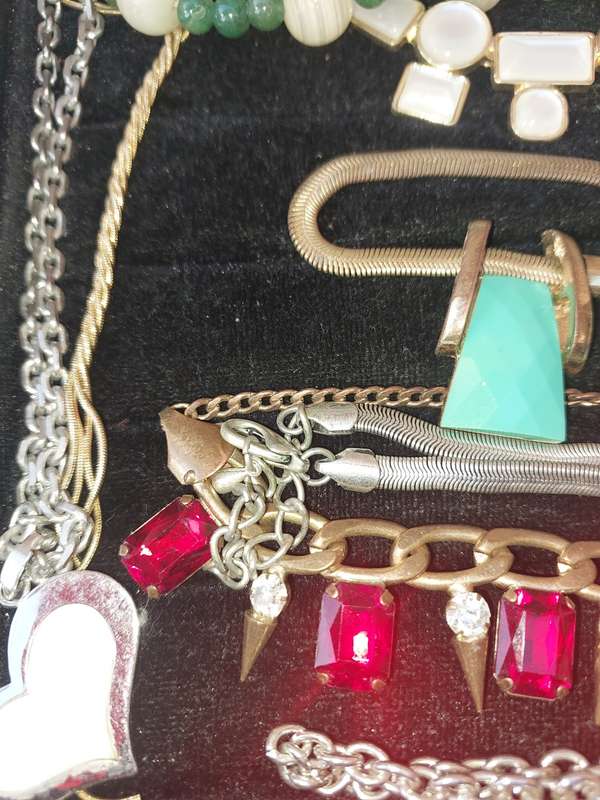 A VINTAGE JOB LOT QUALITY USED COSTUME NECKLACES