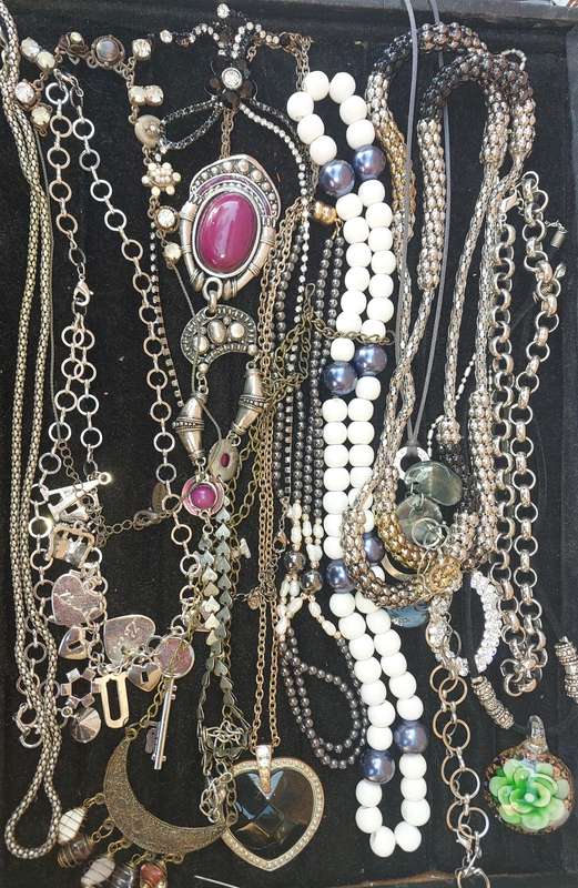 A BULK VINTAGE JOB LOT QUALITY COSTUME NECKLACES