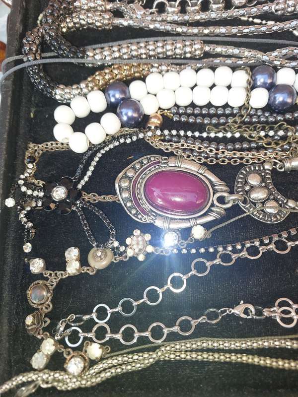 A BULK VINTAGE JOB LOT QUALITY COSTUME NECKLACES