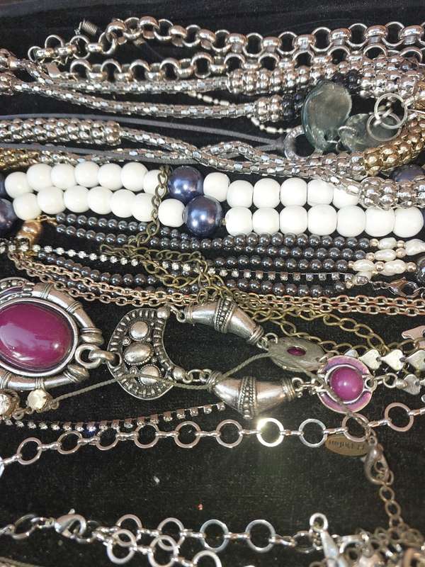 A BULK VINTAGE JOB LOT QUALITY COSTUME NECKLACES