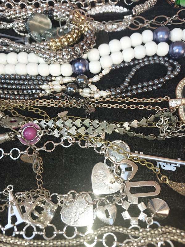 A BULK VINTAGE JOB LOT QUALITY COSTUME NECKLACES