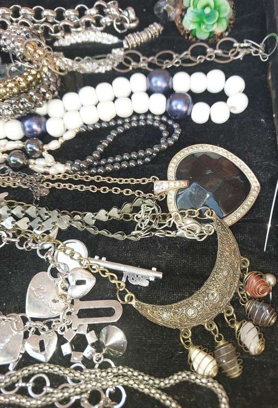 A BULK VINTAGE JOB LOT QUALITY COSTUME NECKLACES