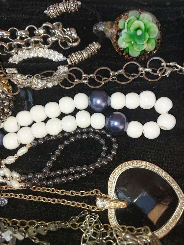 A BULK VINTAGE JOB LOT QUALITY COSTUME NECKLACES