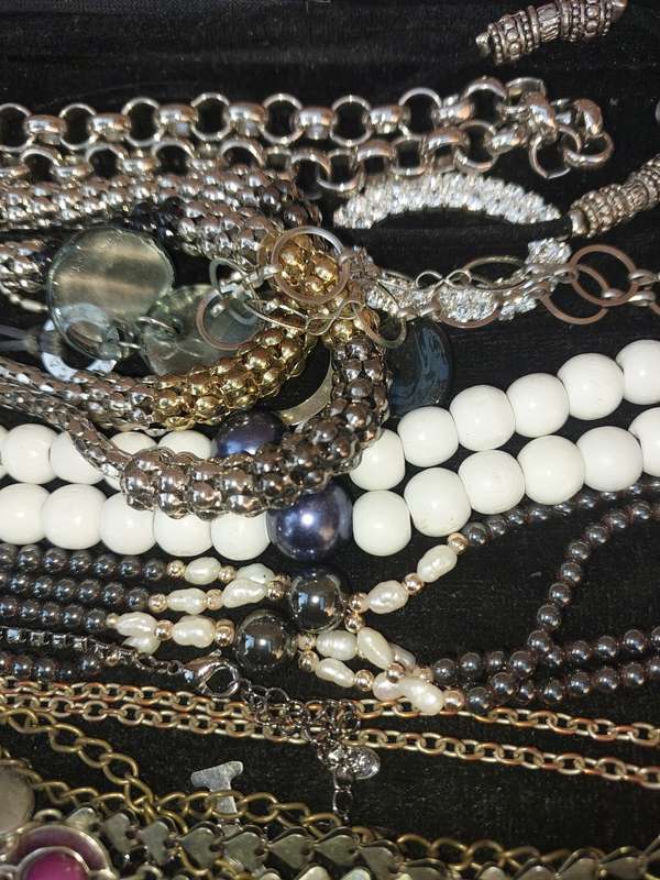 A BULK VINTAGE JOB LOT QUALITY COSTUME NECKLACES