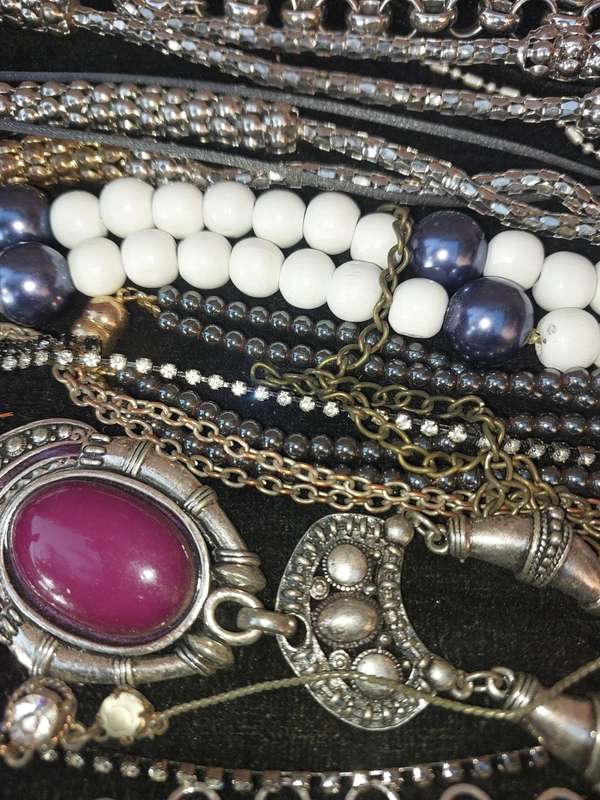 A BULK VINTAGE JOB LOT QUALITY COSTUME NECKLACES