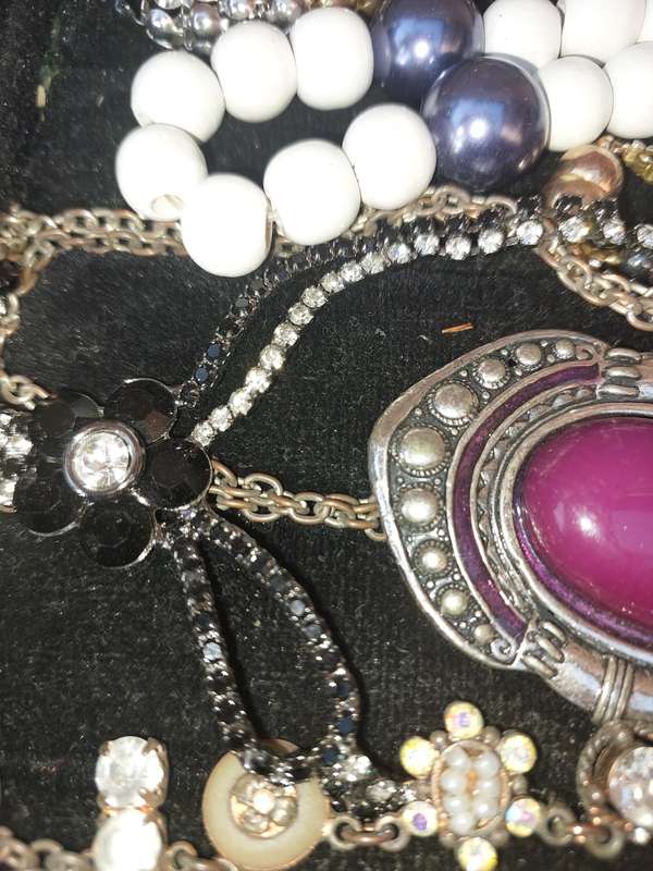 A BULK VINTAGE JOB LOT QUALITY COSTUME NECKLACES