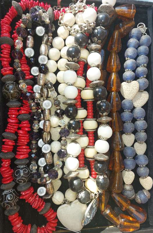 A QUALITY VINTAGE JOB LOT HEAVY BEADED COSTUME NECKLACES