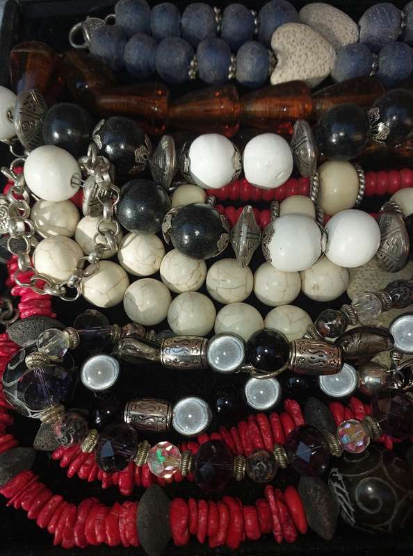 A QUALITY VINTAGE JOB LOT HEAVY BEADED COSTUME NECKLACES