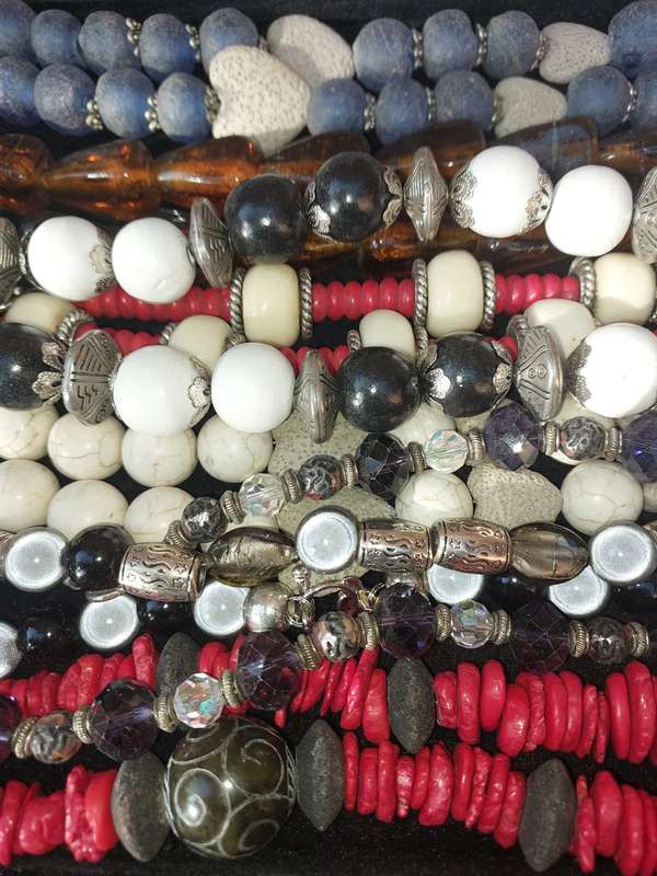 A QUALITY VINTAGE JOB LOT HEAVY BEADED COSTUME NECKLACES