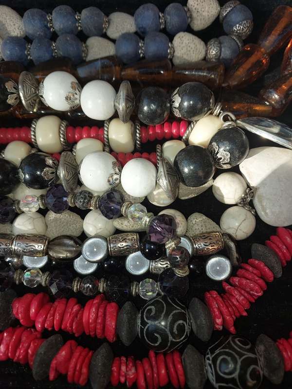 A QUALITY VINTAGE JOB LOT HEAVY BEADED COSTUME NECKLACES