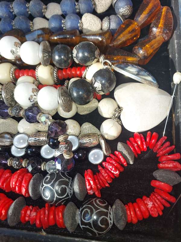 A QUALITY VINTAGE JOB LOT HEAVY BEADED COSTUME NECKLACES
