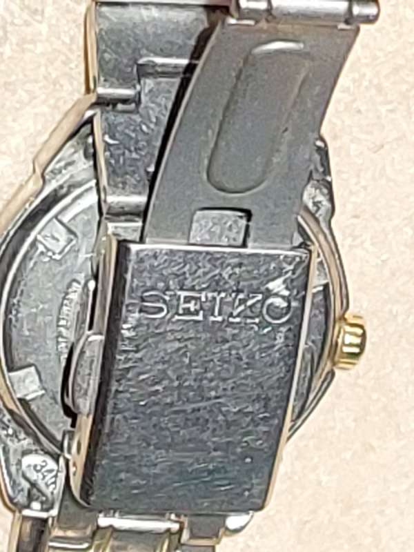A VINTAGE SEIKO LADYS SAFFIRE CRYSTAL DATE  TITANIUM