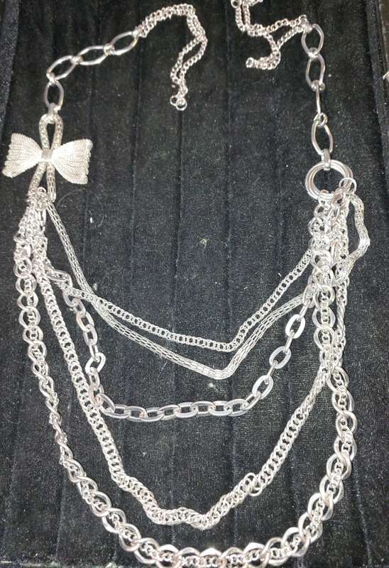 A VINTAGE JOB LOT QUALITY COSTUME NECKLACES