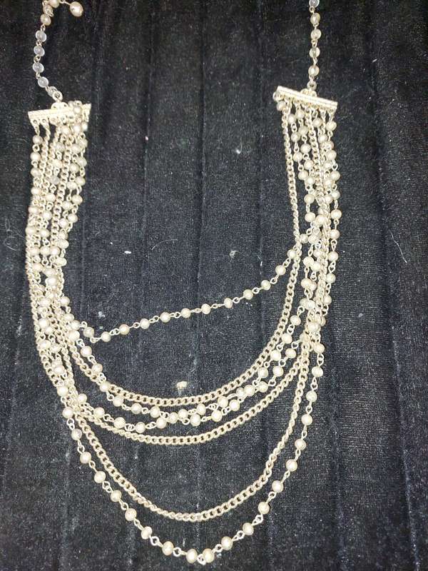 A VINTAGE JOB LOT QUALITY COSTUME NECKLACES