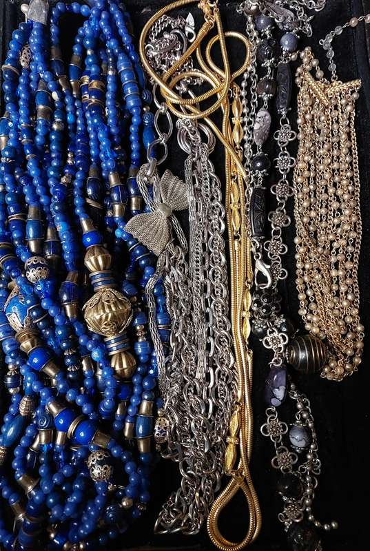 A VINTAGE JOB LOT QUALITY COSTUME NECKLACES
