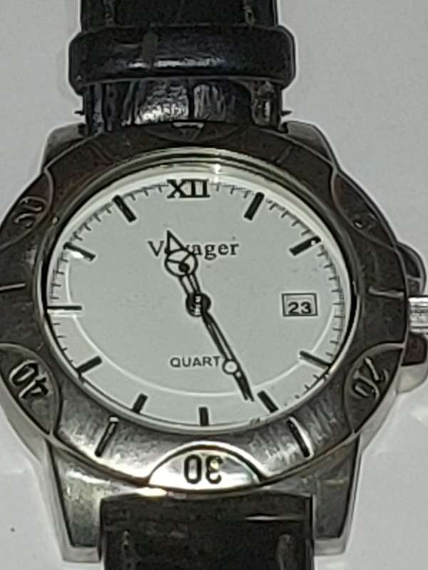 A VOYAGER STAINLESS STEEL WITH LEATHER BAND WRIST WATCH