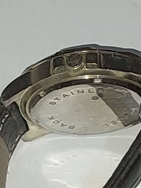 A VOYAGER STAINLESS STEEL WITH LEATHER BAND WRIST WATCH