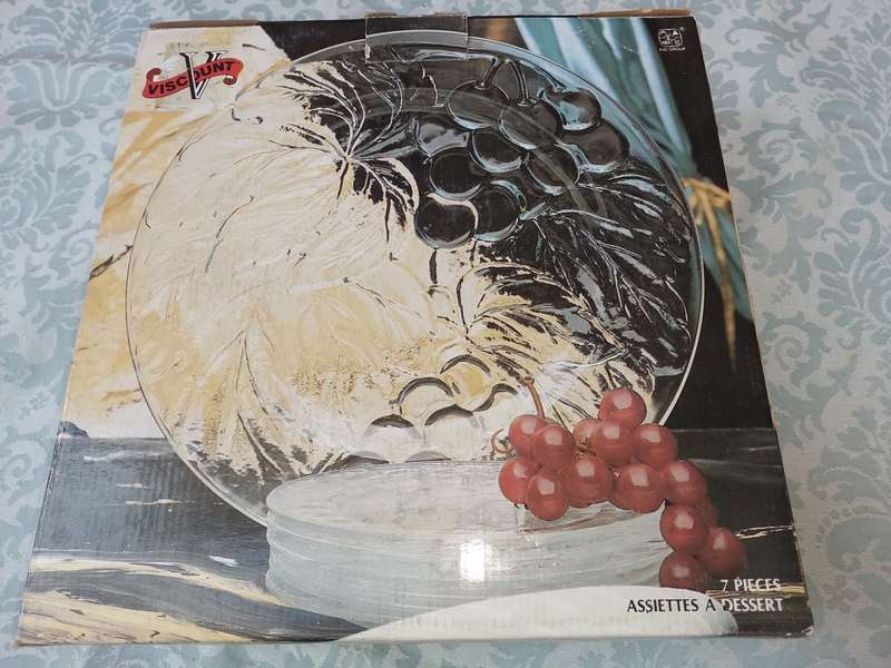 A VISCOUNT 7-PIECE GLASS DESERT SET