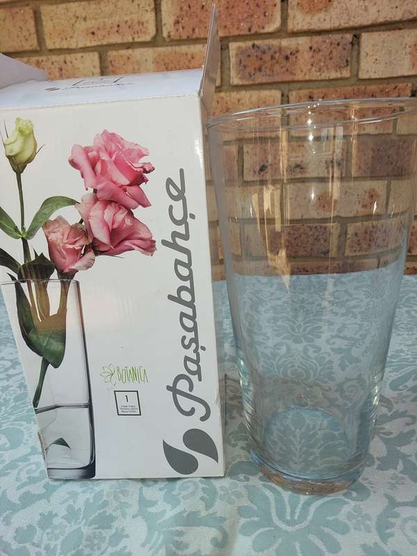 AN ITALIAN PASABANCE VASE