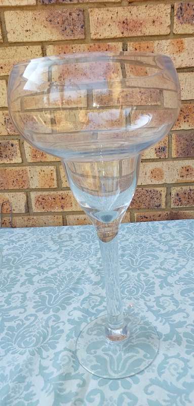 A LARGE ICE CREAM/COCKTAIL GOBLET SOLD AS IS