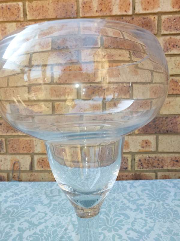 A LARGE ICE CREAM/COCKTAIL GOBLET SOLD AS IS
