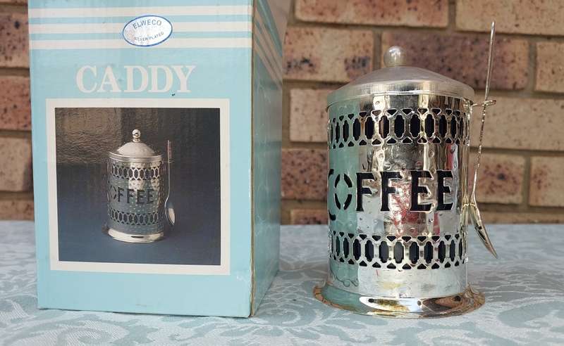 A COLLECTION OF KITCHENALIA AND NOVELTY UTENSILS SOLD AS IS