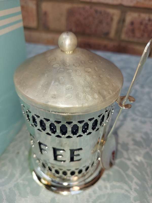A COLLECTION OF KITCHENALIA AND NOVELTY UTENSILS SOLD AS IS
