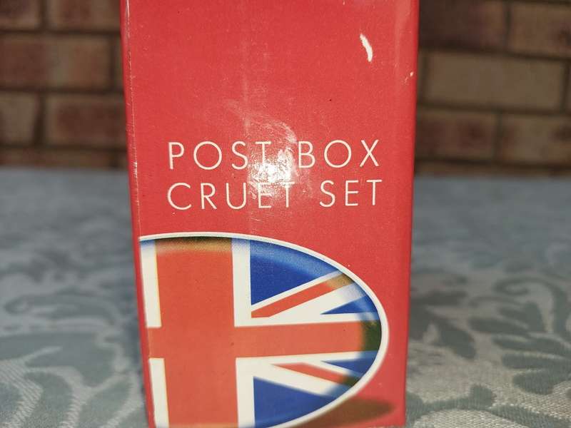 A COLLECTION OF KITCHENALIA AND NOVELTY UTENSILS SOLD AS IS