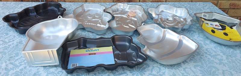 A COLLECTION JOB LOT BAKING TRAYS