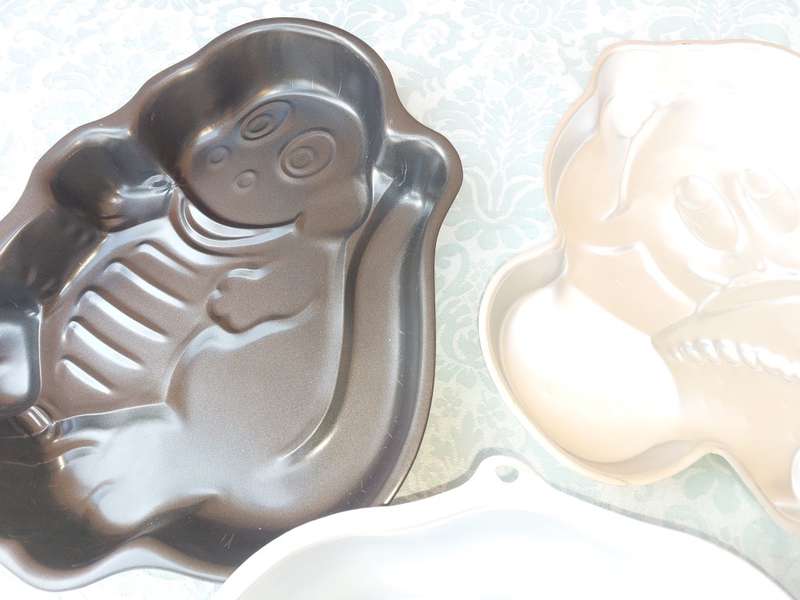 A COLLECTION JOB LOT BAKING TRAYS