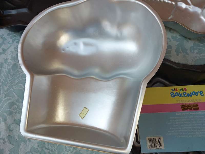 A COLLECTION JOB LOT BAKING TRAYS