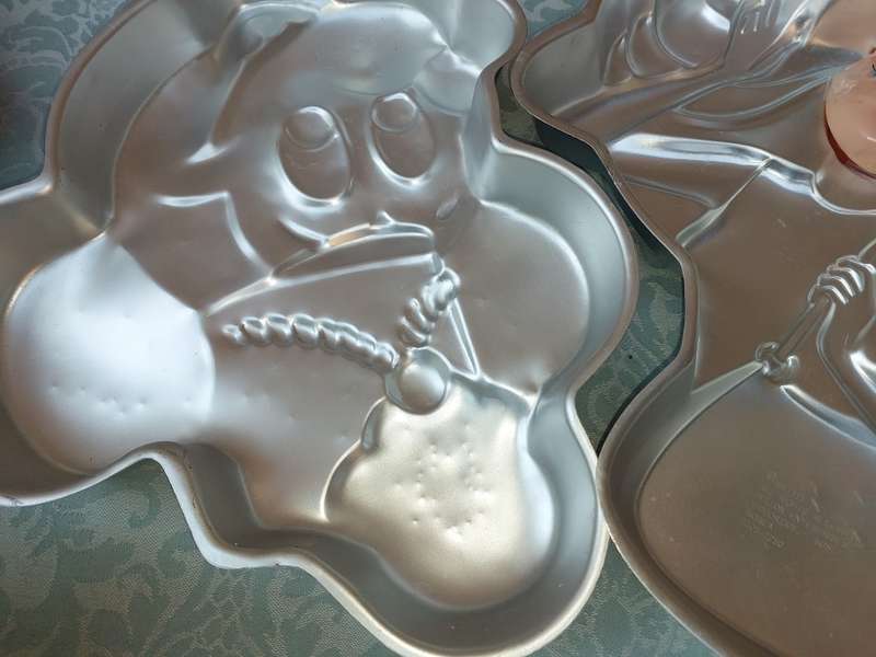 A COLLECTION JOB LOT BAKING TRAYS