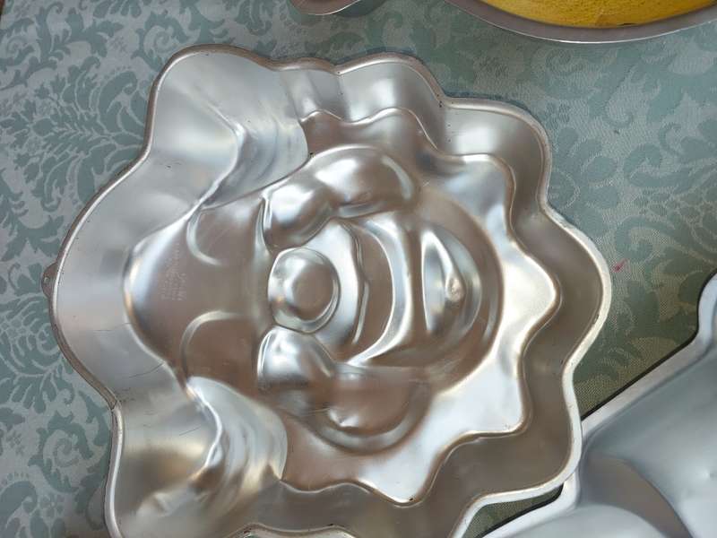 A COLLECTION JOB LOT BAKING TRAYS