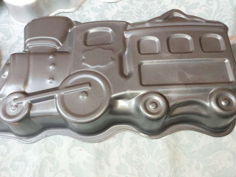 A COLLECTION JOB LOT BAKING TRAYS