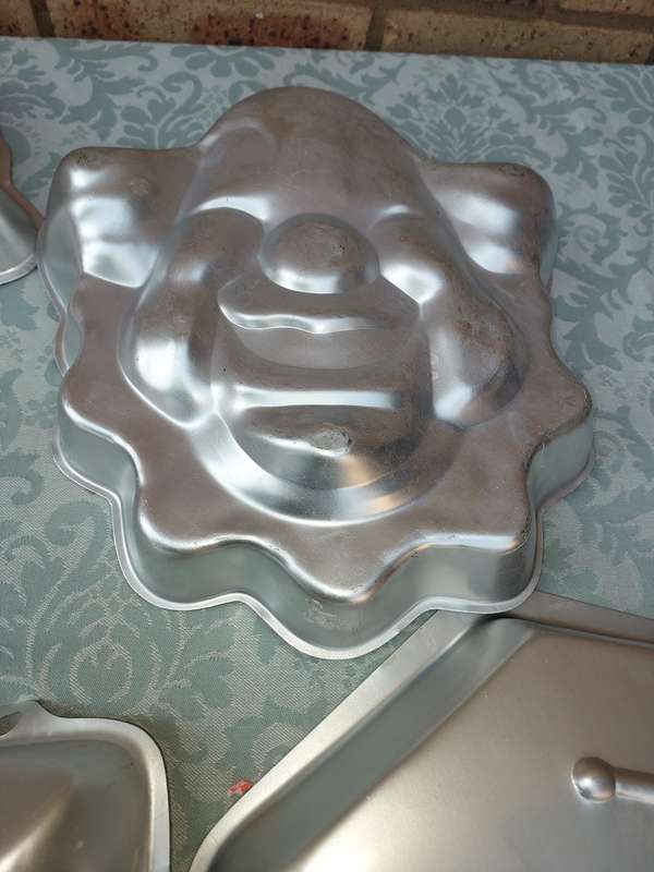 A COLLECTION JOB LOT BAKING TRAYS