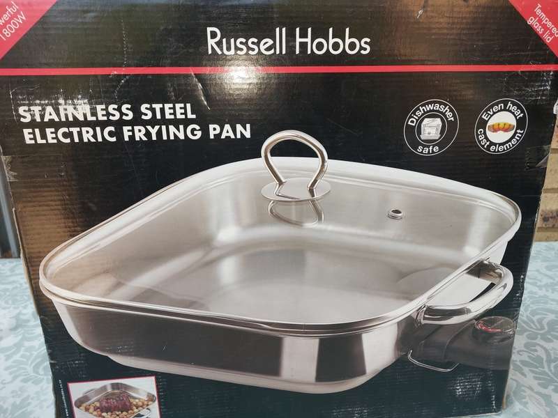 A RUSSEL HOBBS STAINLESS STEEL FRYING PAN WORKING