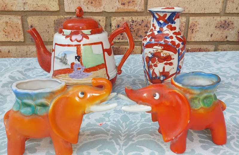 A COLLECTION OF VINTAGE CROCKERY SOLD AS IS