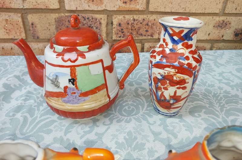 A COLLECTION OF VINTAGE CROCKERY SOLD AS IS