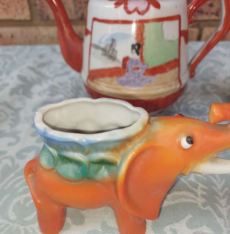 A COLLECTION OF VINTAGE CROCKERY SOLD AS IS