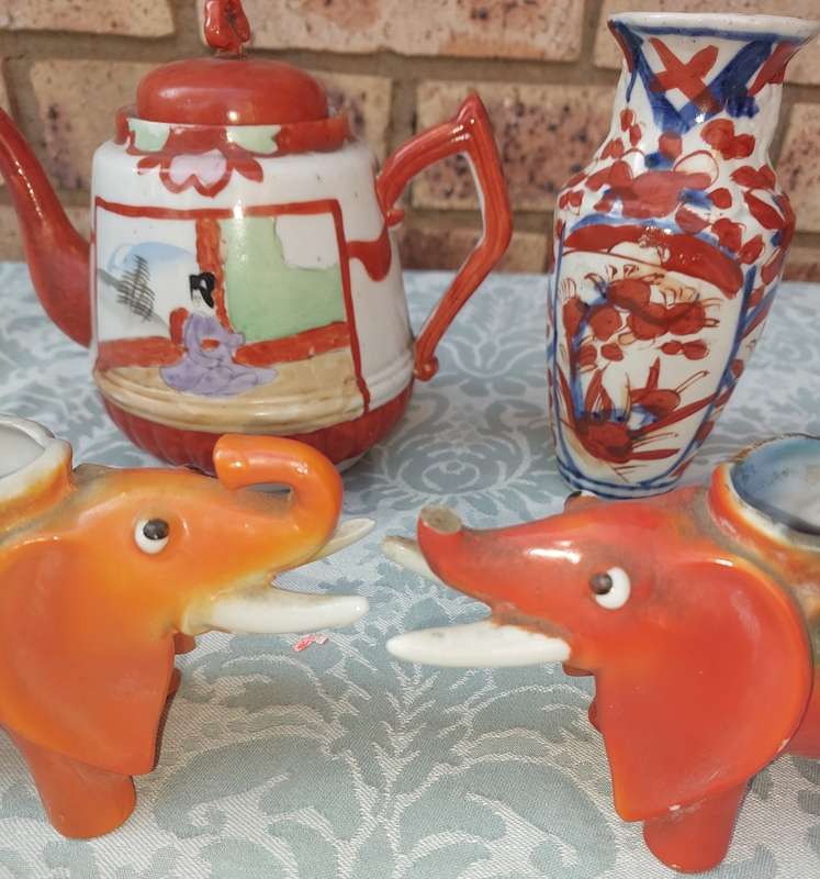 A COLLECTION OF VINTAGE CROCKERY SOLD AS IS