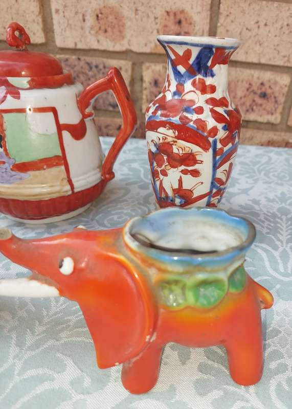 A COLLECTION OF VINTAGE CROCKERY SOLD AS IS