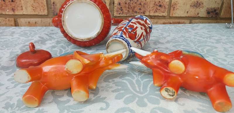 A COLLECTION OF VINTAGE CROCKERY SOLD AS IS