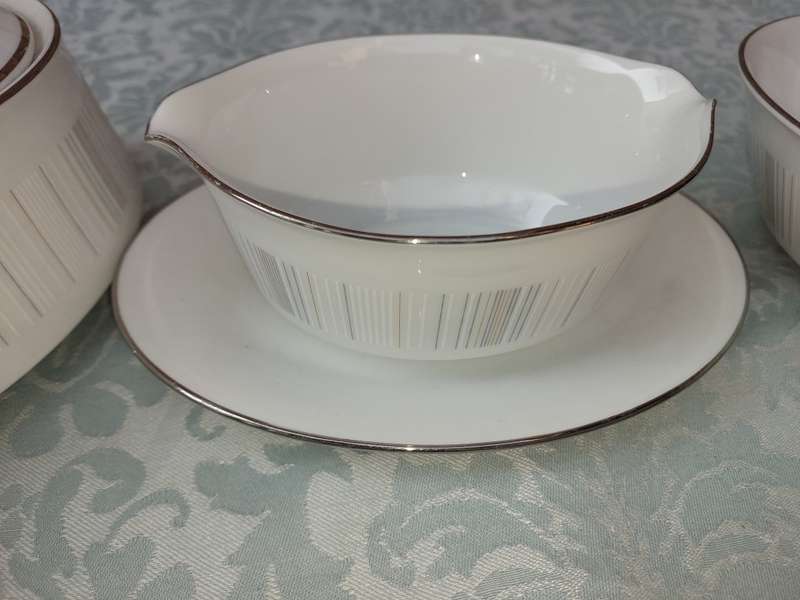 A VINTAGE NORATAKI 8 PIECE JAPAN 6531 DINNER SERVING SET
